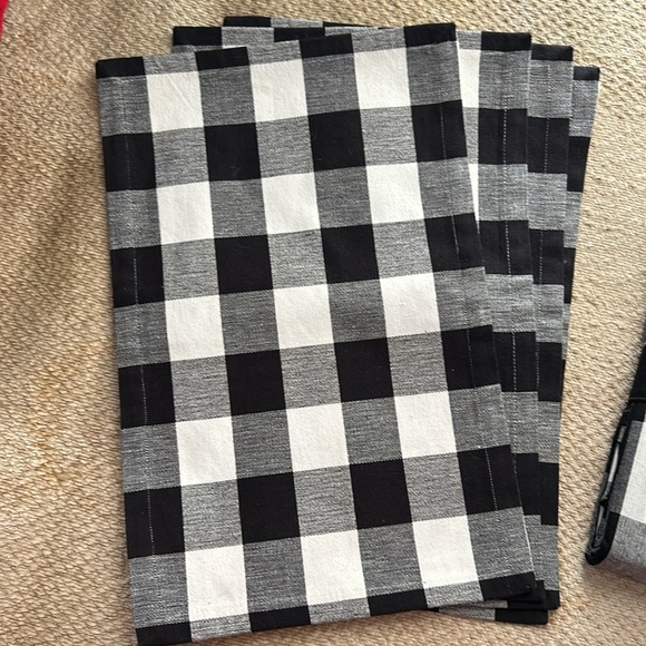 NWT Buffalo check table cloth 60 by 84 and four New Buffalo check placemats - Picture 2 of 6